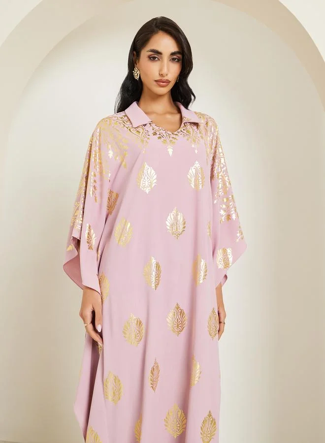 أميرة قفطان بياقة وطبعة ذهبية